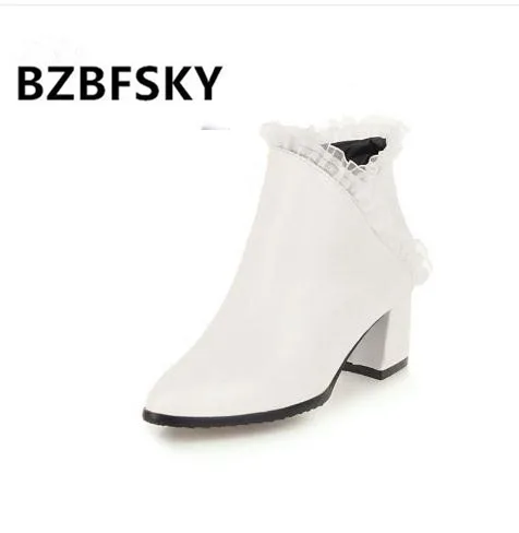 BZBFSKY Design Ruffles Ankle Boots Women Square High Heels Short Boots Lady Shoes Fashion 2019 Autumn Winter White Beige 34-43
BZBFSKY Design Ruffles Ankle Boots Women Square High Heels Short Boots Lady Shoes Fashion 2019 Autumn Winter White Beige 34-43