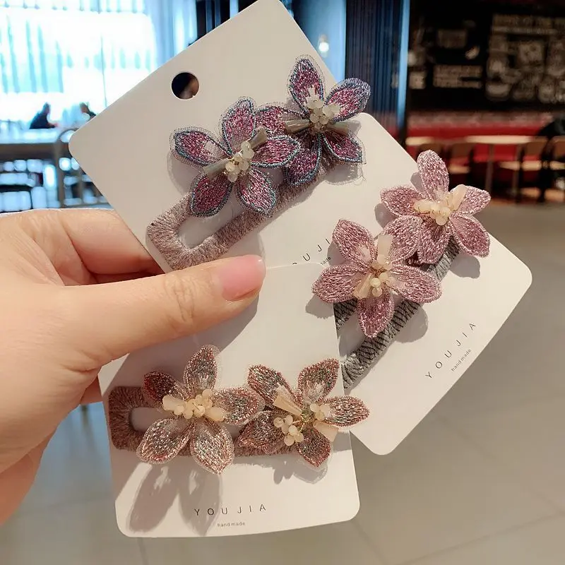 New Fashion Korean Ladies Sweet Flowers Head Dress Hairpins Side Clip Tiara Girl Embroidery Hair Bows BB Clips Women Accessories
New Fashion Korean Ladies Sweet Flowers Head Dress Hairpins Side Clip Tiara Girl Embroidery Hair Bows BB Clips Women Accessories