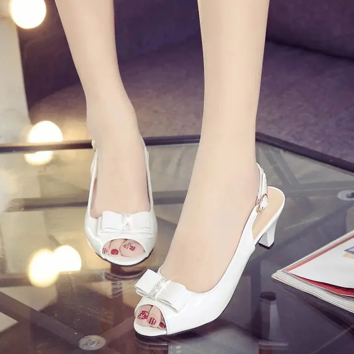 Korean version of the bow sandals female summer with 2018 new wild fish mouth thick with rhinestones high heels mother shoes
Korean version of the bow sandals female summer with 2018 new wild fish mouth thick with rhinestones high heels mother shoes