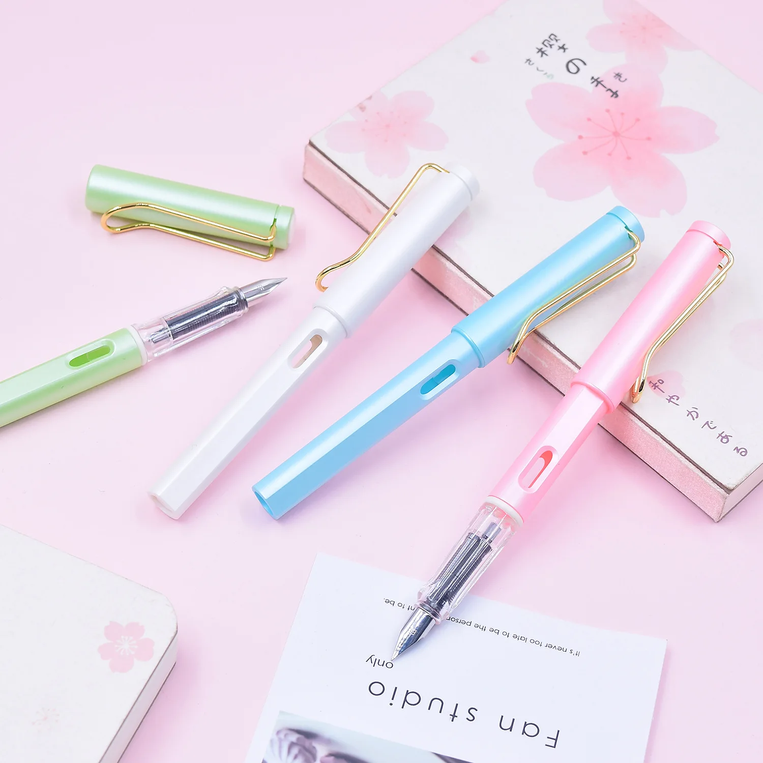 1 pcs Erasable Fountain Pens Candy pearl ink Nib 0.5mm student Calligraphy Signature student pens School Office Writing
1 pcs Erasable Fountain Pens Candy pearl ink Nib 0.5mm student Calligraphy Signature student pens School Office Writing