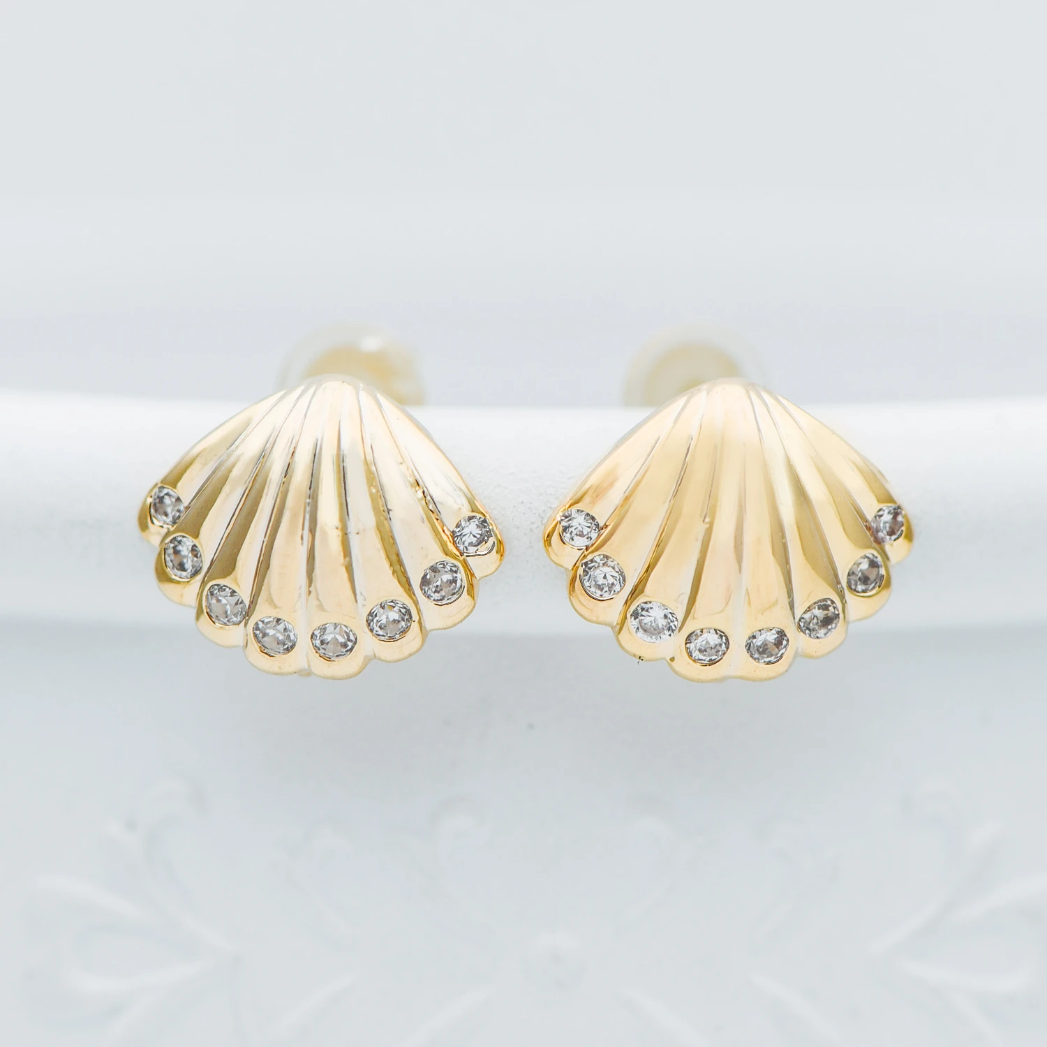 10pcs CZ Paved Shell Ear Posts 11mm, Gold tone Brass Stud Earrings with Closed Loops, Beach Style Earring (#GB-602)
10pcs CZ Paved Shell Ear Posts 11mm, Gold tone Brass Stud Earrings with Closed Loops, Beach Style Earring (#GB-602)