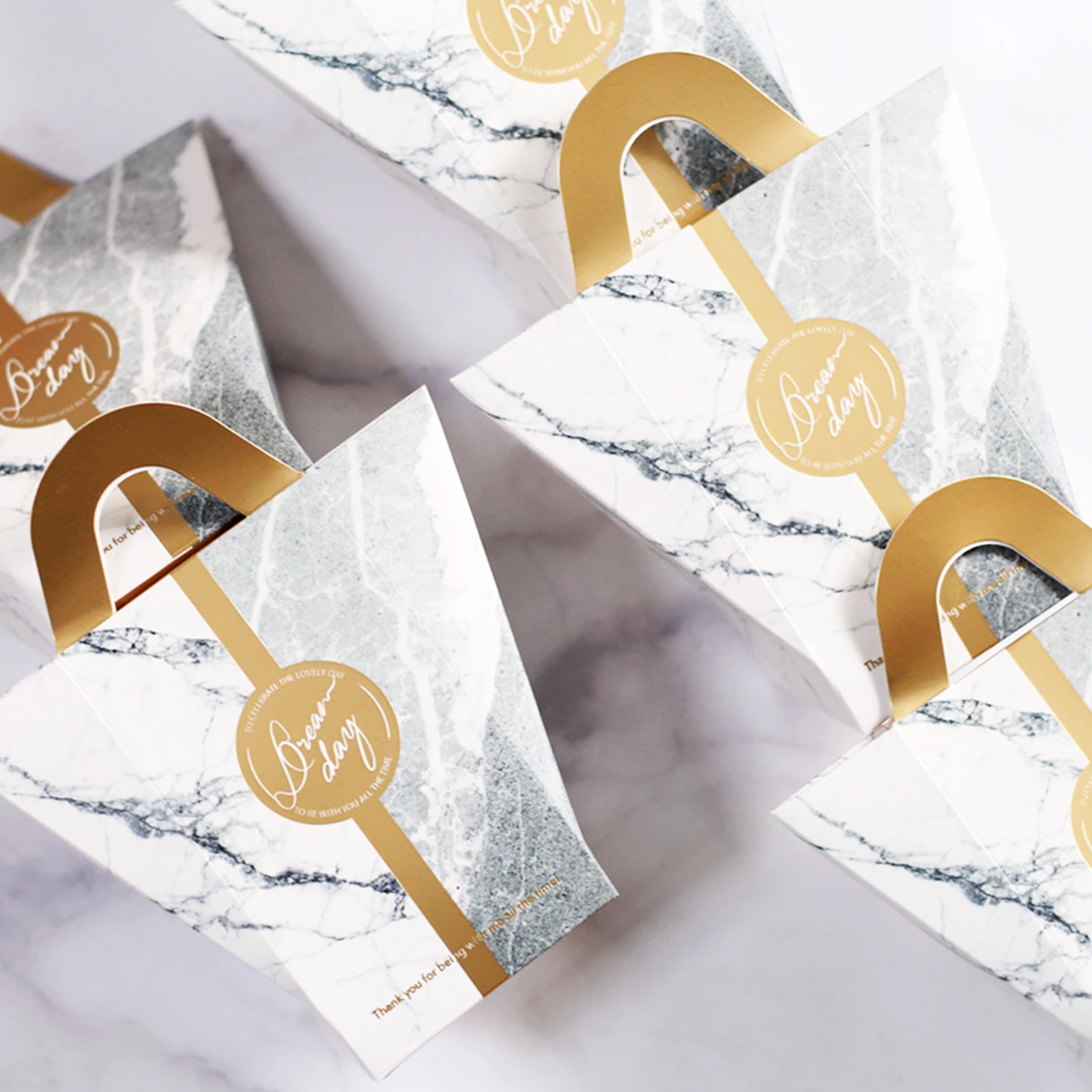 10pcs Creative Paper Style T Candy Box Chocolate Gift Box Handbag For Wedding Bonbonniere Bridal Shower Birthday Party Supply
10pcs Creative Paper Style T Candy Box Chocolate Gift Box Handbag For Wedding Bonbonniere Bridal Shower Birthday Party Supply