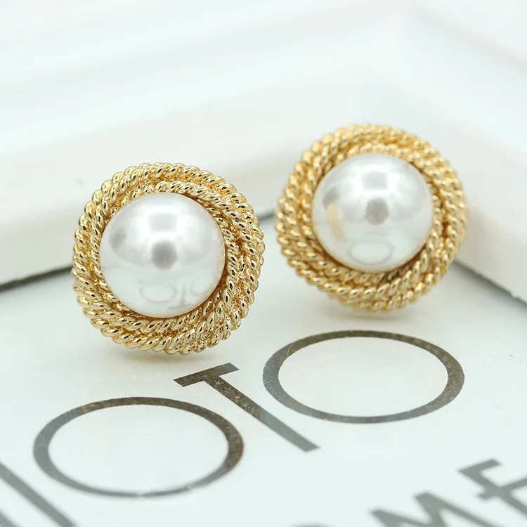 SPINNER Luxury Pearl Earrings Gold Stud Earrings jewelry personality triangle Imitation pearls stud earrings for women Bijoux
SPINNER Luxury Pearl Earrings Gold Stud Earrings jewelry personality triangle Imitation pearls stud earrings for women Bijoux