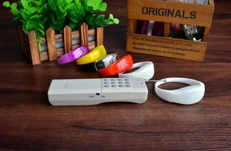 150 шт./лот светодиодная вспышка RGB Меняющие цвет браслеты с 12 клавишами пульт дистанционного управления для праздничной вечеринки декор событий SN273
150 шт./лот светодиодная вспышка RGB Меняющие цвет браслеты с 12 клавишами пульт дистанционного управления для праздничной вечеринки декор событий SN273