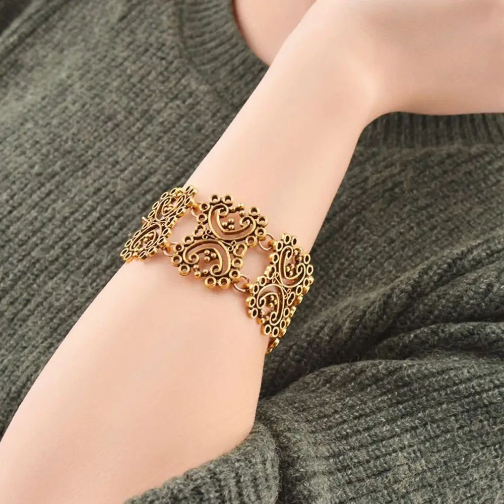 1 Pc Newest Retro Tibetan Women Wide Bracelet Alloy Bohemia Carved cuff Bangle Jewelry Nice Romantic Gift
1 Pc Newest Retro Tibetan Women Wide Bracelet Alloy Bohemia Carved cuff Bangle Jewelry Nice Romantic Gift
