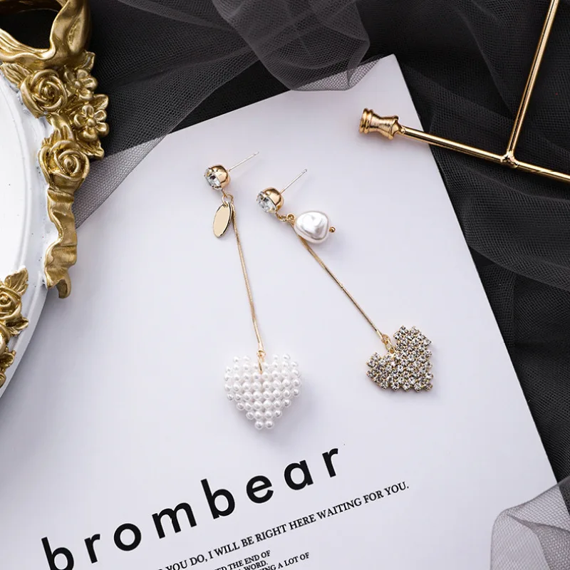 Korean version of rhinestone pearl love long earrings temperament elegant personality asymmetric
Korean version of rhinestone pearl love long earrings temperament elegant personality asymmetric