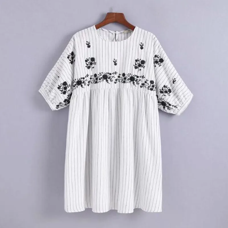 Bohemian Back open buttons Floral Embroidery Striped Shirt Dress Ethnic Woman Short Bat Sleeve Short Straight Dresses
Bohemian Back open buttons Floral Embroidery Striped Shirt Dress Ethnic Woman Short Bat Sleeve Short Straight Dresses