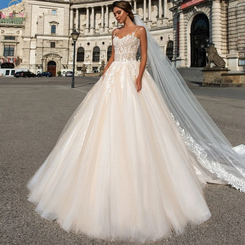 2019 New Ball Gown Wedding Dresses Appliques Lace with Tulle Bride Dress Backless Spaghetti Straps Court Train vestido de noiva
2019 New Ball Gown Wedding Dresses Appliques Lace with Tulle Bride Dress Backless Spaghetti Straps Court Train vestido de noiva