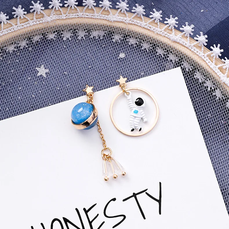 Korean Sweet Girl Funny Cute Astronauts Planet Moon Asymmetric Silver Needle Earrings
Korean Sweet Girl Funny Cute Astronauts Planet Moon Asymmetric Silver Needle Earrings