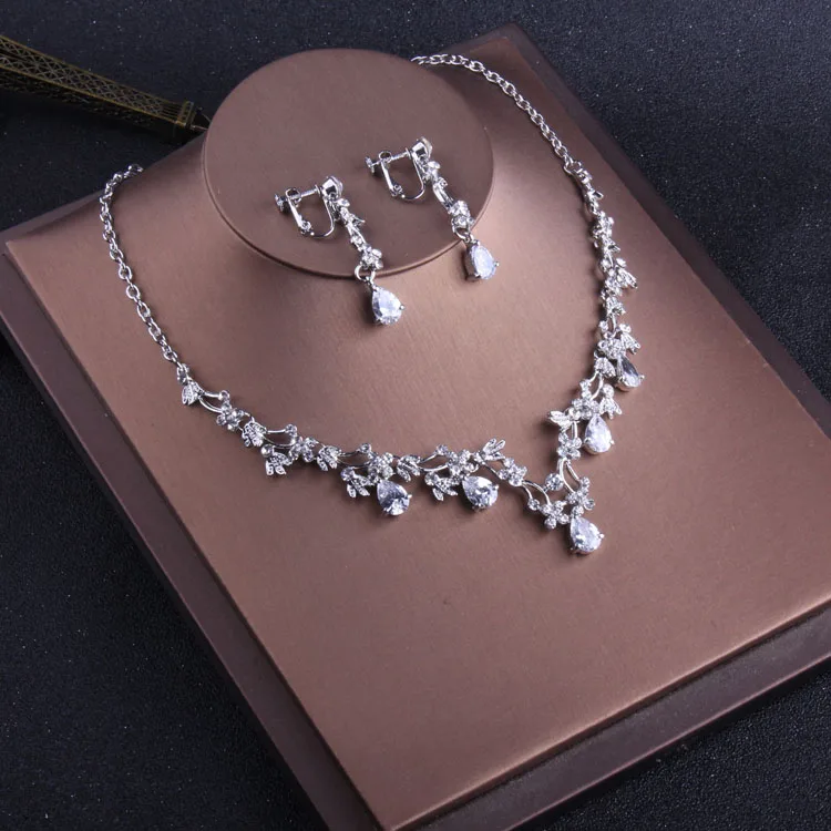 Korean style brides water droplets zircon necklace wedding accessories Wedding Necklace earrings and chains.
Korean style brides water droplets zircon necklace wedding accessories Wedding Necklace earrings and chains.