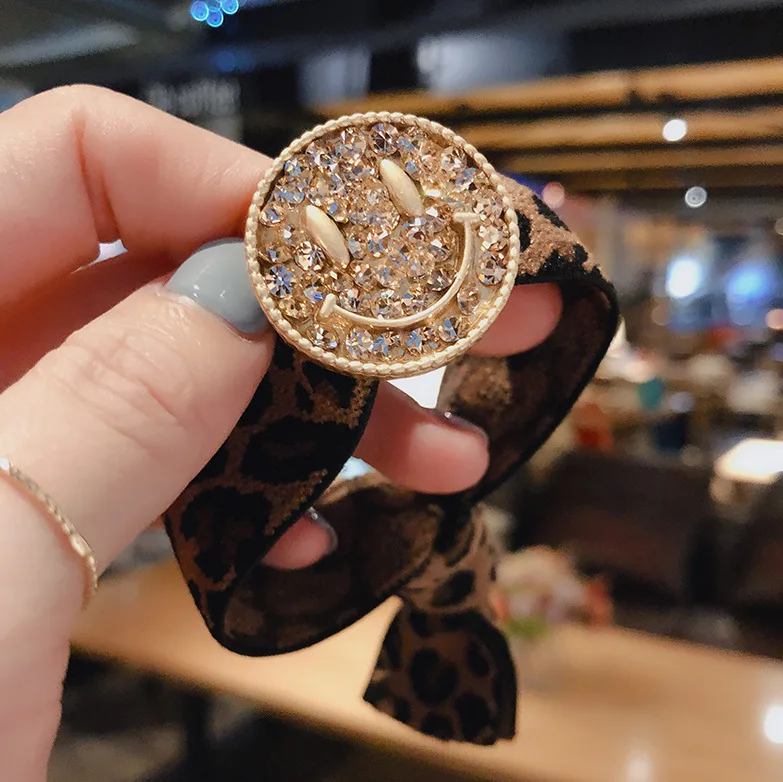 Korean leopard-print hairline smiling face Czech diamond ring fashion headwear girls net red personality and thick leather band
Korean leopard-print hairline smiling face Czech diamond ring fashion headwear girls net red personality and thick leather band