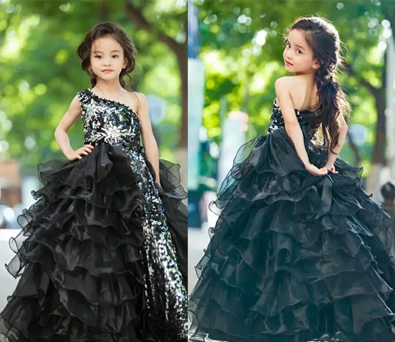 Little Princess Pageant Dresses Ball Gown One Shoulder Sequins Organza Fluffy Kids Black Birthday Dresses Girls Prom Gown
Little Princess Pageant Dresses Ball Gown One Shoulder Sequins Organza Fluffy Kids Black Birthday Dresses Girls Prom Gown