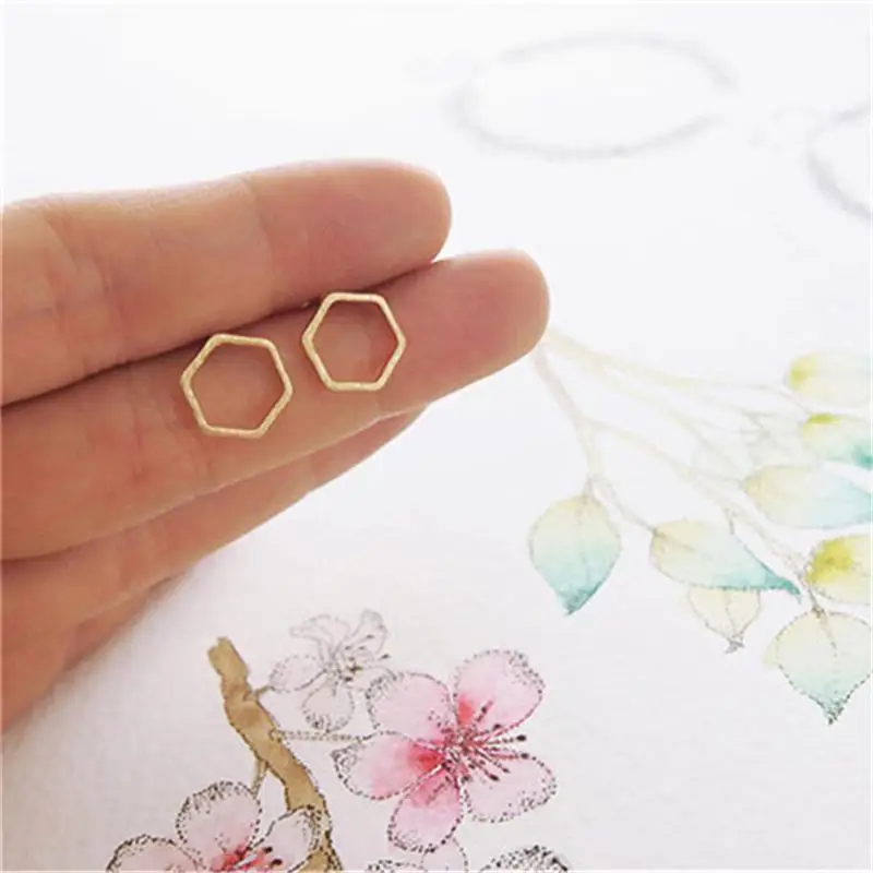 Hot Sale Gold/Silver Cut Out Hexagon Honeycomb Post Earring Open Line Hive Hexagon Earring Simple Geometric Stud Earrings
Hot Sale Gold/Silver Cut Out Hexagon Honeycomb Post Earring Open Line Hive Hexagon Earring Simple Geometric Stud Earrings