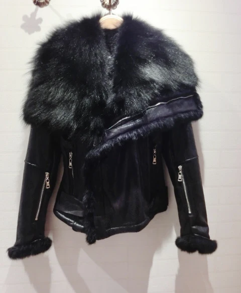 New Genuine Fox Fur Thick Studded Shoulder Pad Hoodies Women's Winter Motorcycle Jacket Coat
New Genuine Fox Fur Thick Studded Shoulder Pad Hoodies Women's Winter Motorcycle Jacket Coat