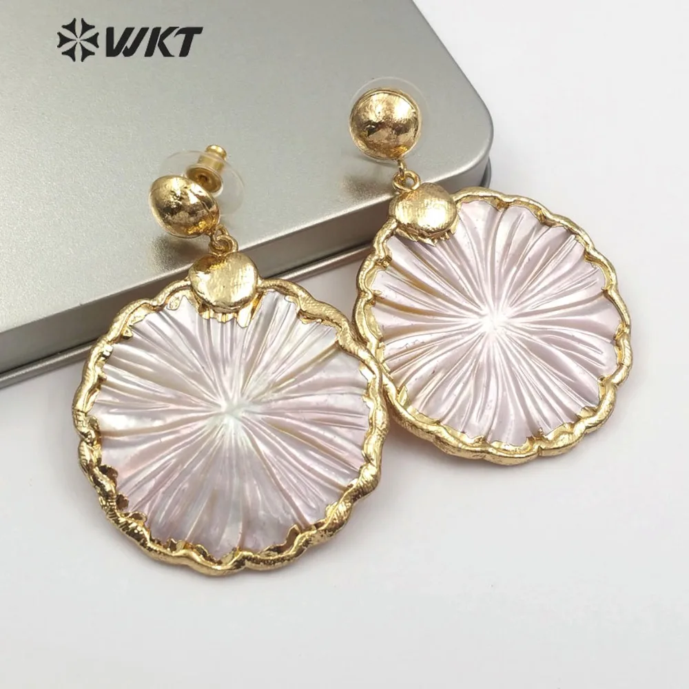 WT-E482 Dainty Gold Earring Natural White Shell With Carve In Petal Shape Vogue Design Sea Shell Earring Summer Wedding Jewelry
WT-E482 Dainty Gold Earring Natural White Shell With Carve In Petal Shape Vogue Design Sea Shell Earring Summer Wedding Jewelry
