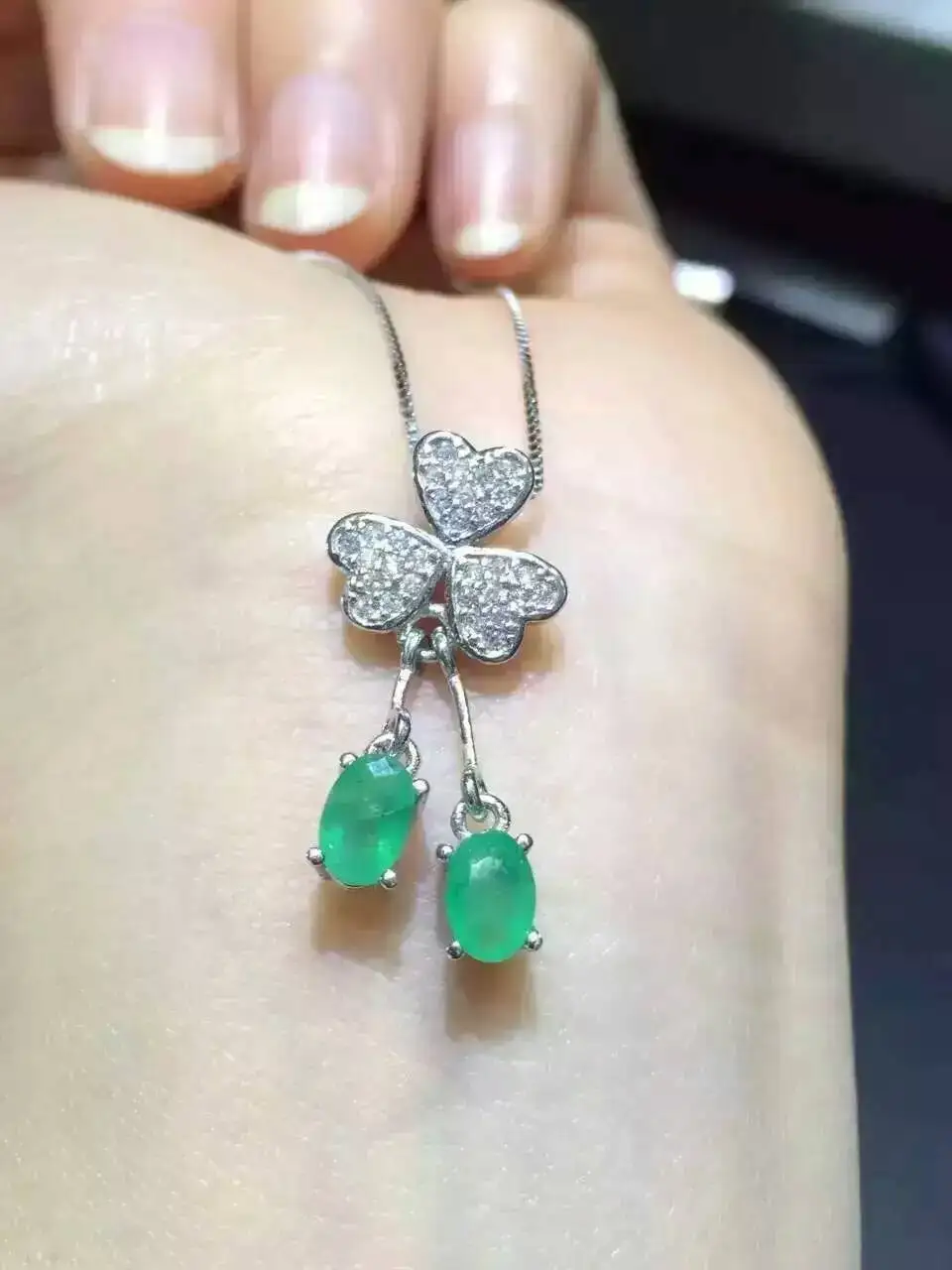 natural green emerald stone pendant S925 silver Natural gemstone Pendant Necklace trendy Elegant Clover women girl party jewelry
natural green emerald stone pendant S925 silver Natural gemstone Pendant Necklace trendy Elegant Clover women girl party jewelry