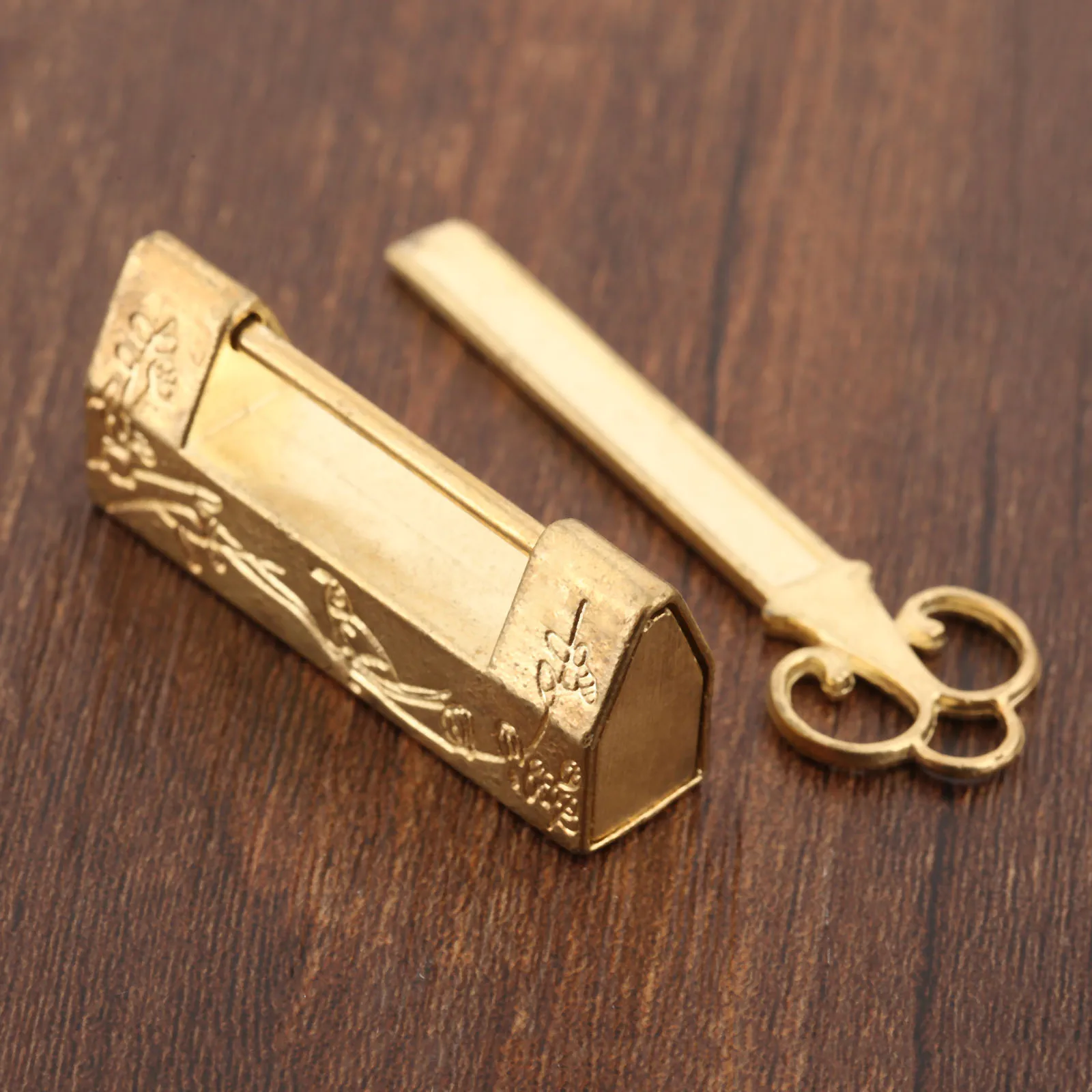 Vintage Gold Chinese Old Lock Retro Brass Padlock Antique Jewelry Wooden Box Padlock Lock Suitcase Door Hardware Locks
Vintage Gold Chinese Old Lock Retro Brass Padlock Antique Jewelry Wooden Box Padlock Lock Suitcase Door Hardware Locks