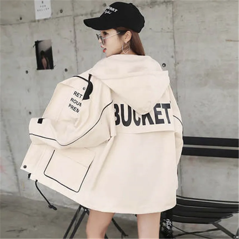 2019 Women Letter Printed Bomber Windbreaker Big Pocket Hooded Outerwear Spring Autumn Large Size Loose Casual Trench Coat X838
2019 Women Letter Printed Bomber Windbreaker Big Pocket Hooded Outerwear Spring Autumn Large Size Loose Casual Trench Coat X838