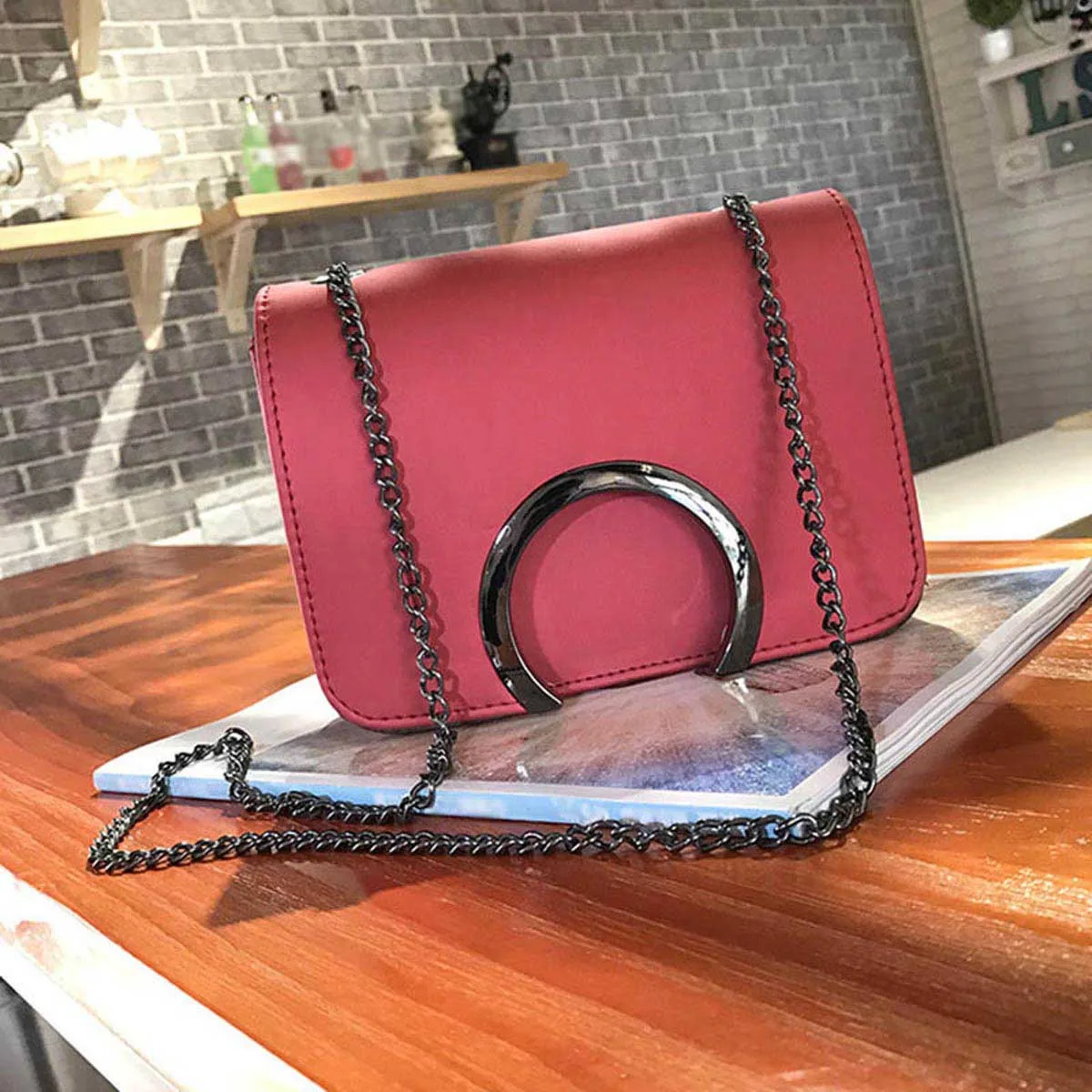 Hot Fashion Korean Women Messenger Bags Leather Chain Letter C Ladies Handbag Causal Travel Clutch Crossbody Shoulder Bag BVN66
Hot Fashion Korean Women Messenger Bags Leather Chain Letter C Ladies Handbag Causal Travel Clutch Crossbody Shoulder Bag BVN66