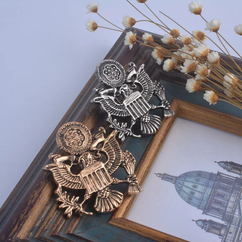 JEWELRYGIFt Brooches USA Presidential Medal of freedom Buckle Personalized White House Headed Eagle Badge Mens' Suit Accessory
JEWELRYGIFt Brooches USA Presidential Medal of freedom Buckle Personalized White House Headed Eagle Badge Mens' Suit Accessory
