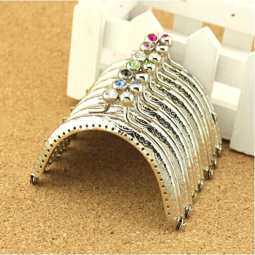 8PCS Retro Silver Coining Purse Frame 8.5CM Diamond Coin Kiss Clasp Purse Metal Frames Cluth DIY Sewing Bag Handle Accessories
8PCS Retro Silver Coining Purse Frame 8.5CM Diamond Coin Kiss Clasp Purse Metal Frames Cluth DIY Sewing Bag Handle Accessories