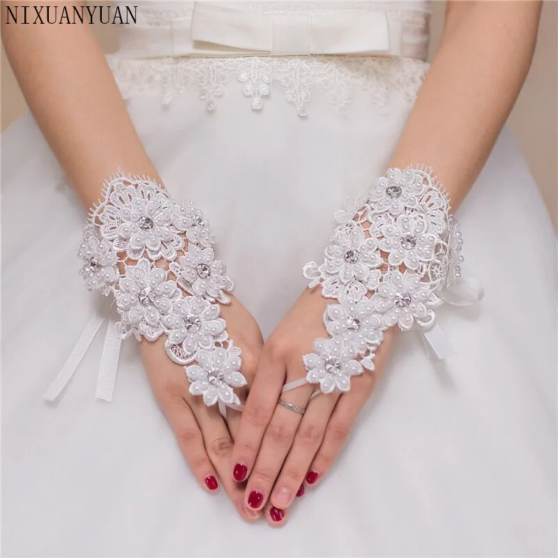 Hot Sale Fingerless Wrist Length Lace Appliques White Bridal Wedding Gloves with diamond Wedding Dress Accessories
Hot Sale Fingerless Wrist Length Lace Appliques White Bridal Wedding Gloves with diamond Wedding Dress Accessories