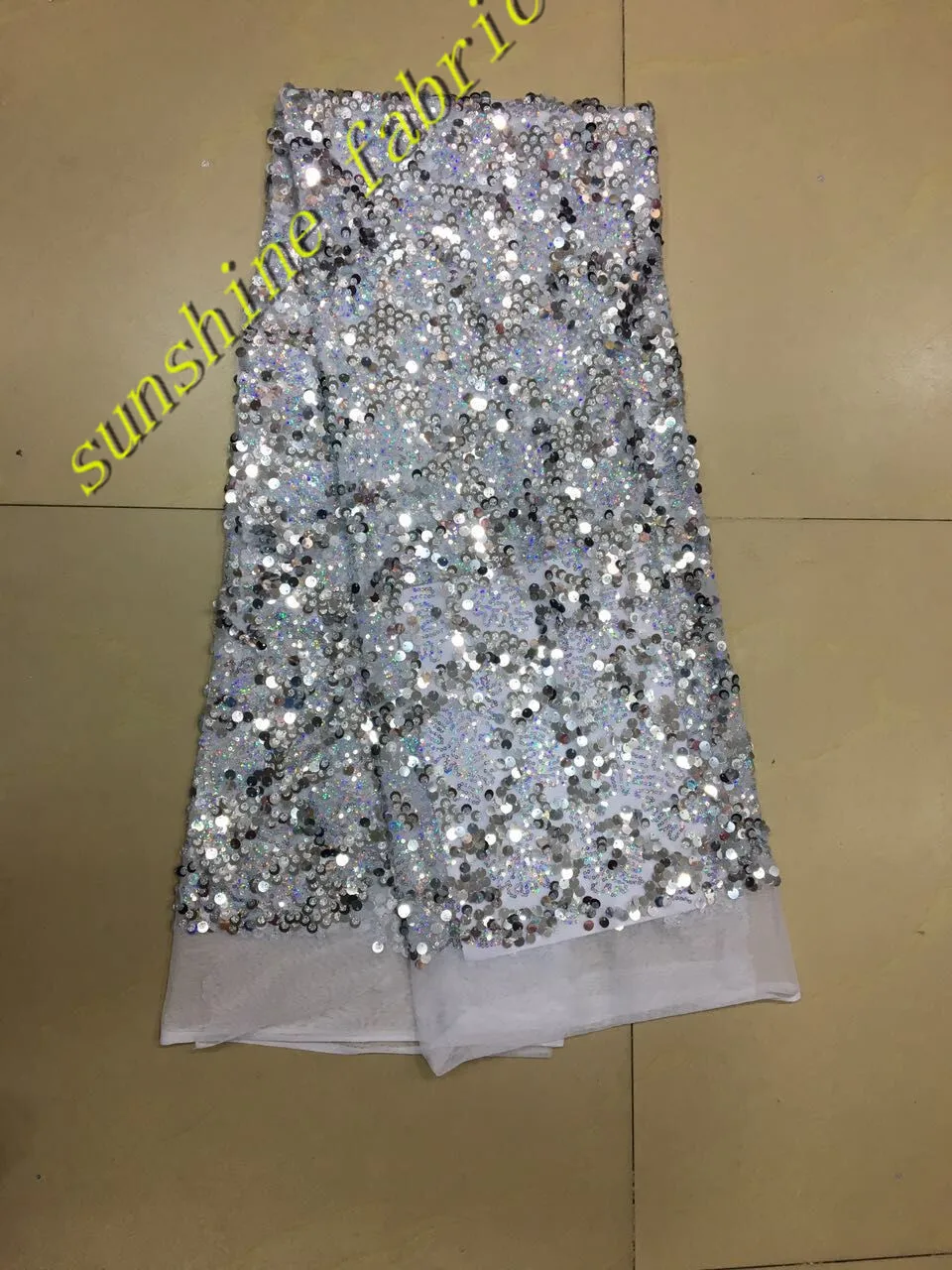 High quality Gold Nigerian Lace Fabric with Sequins French Tulle Lace Fabric in sliver colour for party dress
High quality Gold Nigerian Lace Fabric with Sequins French Tulle Lace Fabric in sliver colour for party dress