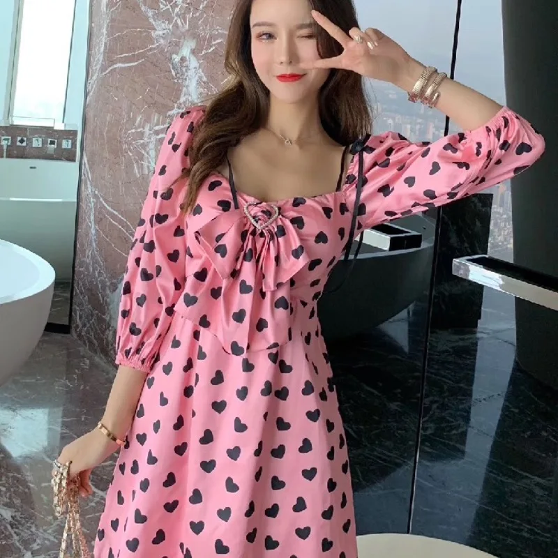 8010 Australian small love wave point design pink bowknot dew shoulder hubble-bubble sleeve short dress
8010 Australian small love wave point design pink bowknot dew shoulder hubble-bubble sleeve short dress