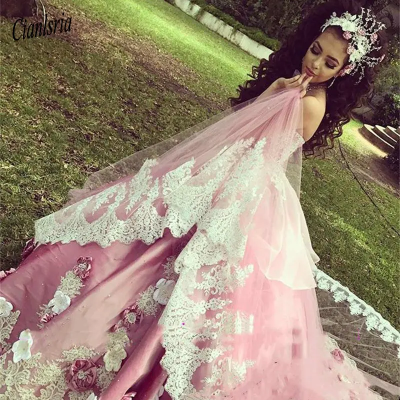 Luxury Pink Ball Gown Quinceanera Dresses With Detachable Train Lace Applique Hand Made Flowers Floral Formal Prom Party Gown
Luxury Pink Ball Gown Quinceanera Dresses With Detachable Train Lace Applique Hand Made Flowers Floral Formal Prom Party Gown