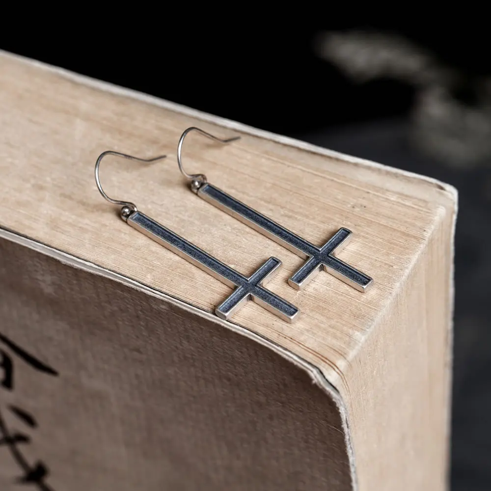Dream 925 sterling silver inverted cross Gothic satanic religious earrings ear pendant direct sale free of charge
Dream 925 sterling silver inverted cross Gothic satanic religious earrings ear pendant direct sale free of charge