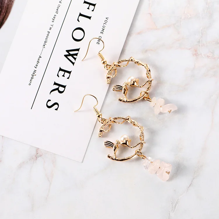 Personality flowers and fragrances on behalf of the palace pearl earrings for women
Personality flowers and fragrances on behalf of the palace pearl earrings for women