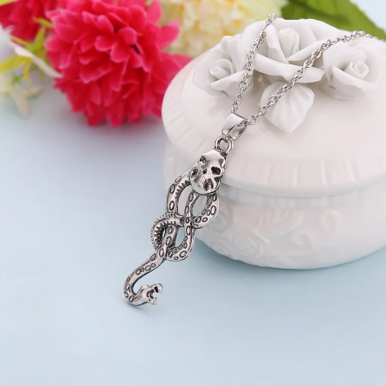 Hogwarts Cos Voldemort Death Eater's Dark Mark Necklace Halloween Christmas New Year Kid's Birthday Gift Hogwarts Cos
Hogwarts Cos Voldemort Death Eater's Dark Mark Necklace Halloween Christmas New Year Kid's Birthday Gift Hogwarts Cos