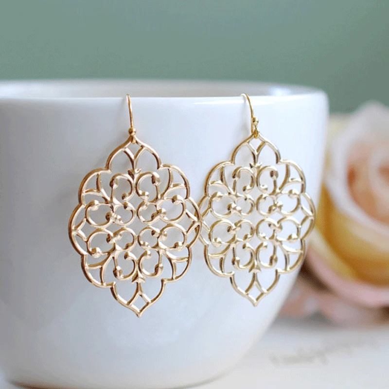 European and American hot selling hollowed simple fashion exaggerated big earrings geometric elliptical lace geometric earrings
European and American hot selling hollowed simple fashion exaggerated big earrings geometric elliptical lace geometric earrings