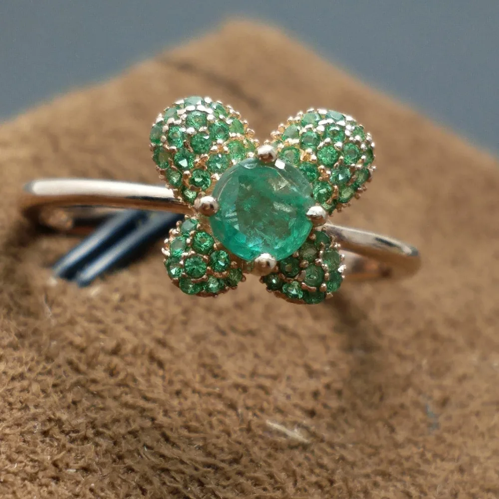 FLZB. Jewelry 2017 new design silver emerald ring 4mm round brilliant cut natural emerald 925 Sterling silver emerald ring
FLZB. Jewelry 2017 new design silver emerald ring 4mm round brilliant cut natural emerald 925 Sterling silver emerald ring