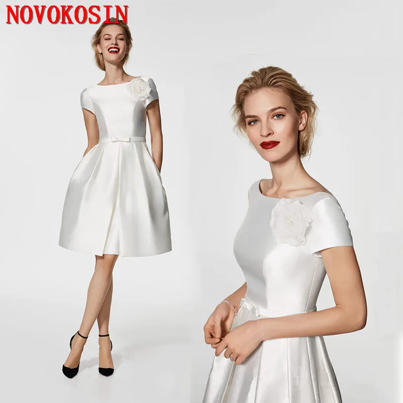2019 Custom Made Simple Short Dress Solid White Ivory Satin Student Graduation Dresses With Ribbon Bridesmaid Dress With Flower
2019 Custom Made Simple Short Dress Solid White Ivory Satin Student Graduation Dresses With Ribbon Bridesmaid Dress With Flower