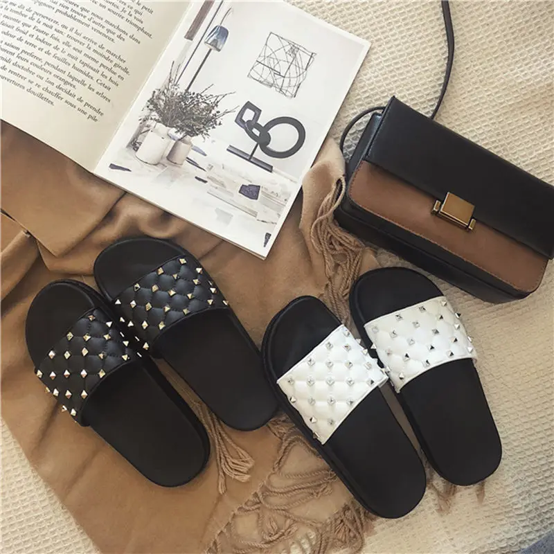 2019 Cool Rivet Slippers Women Anti-Skid Shoes Summer Outside Black White Mules Personal Slides Rubber Soft Comfort Flip Flops
2019 Cool Rivet Slippers Women Anti-Skid Shoes Summer Outside Black White Mules Personal Slides Rubber Soft Comfort Flip Flops