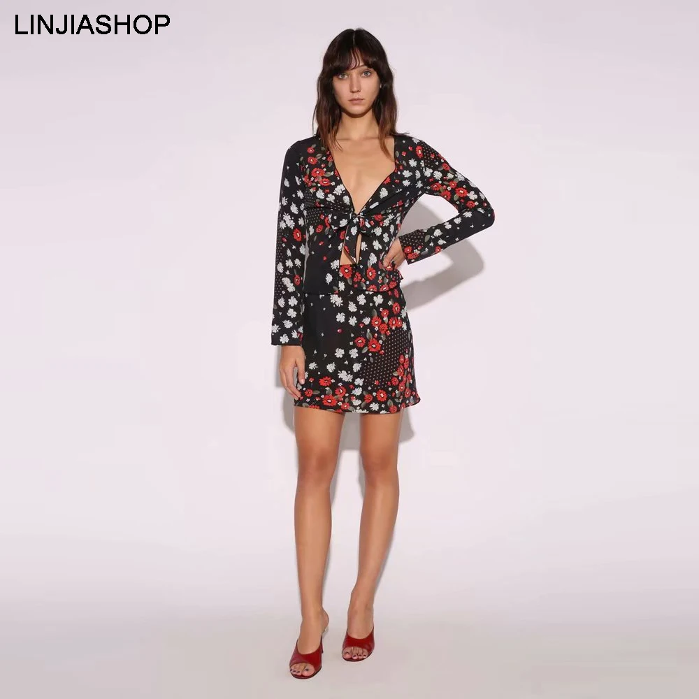 Bohemian Two Piece Set Casual V Neck Print Black Top Short Bottom Tulle Skirt Suit Women Suit Sets Designer New Arrivals 2019
Bohemian Two Piece Set Casual V Neck Print Black Top Short Bottom Tulle Skirt Suit Women Suit Sets Designer New Arrivals 2019
