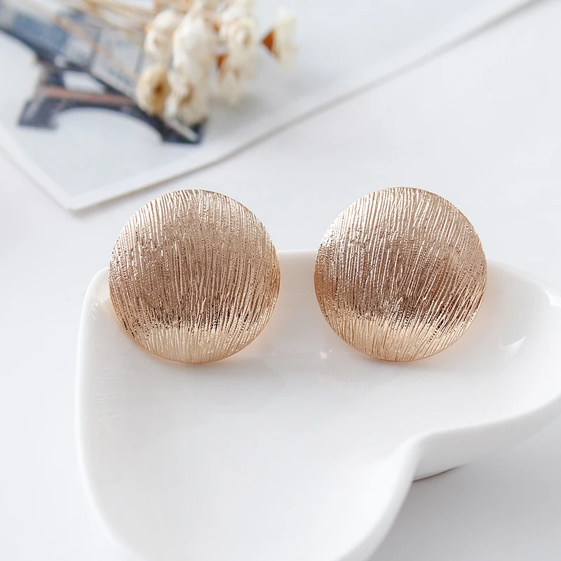 Golden fashion round beauty gift ear clip wire drawing effect earrings wholesale jewelry
Golden fashion round beauty gift ear clip wire drawing effect earrings wholesale jewelry
