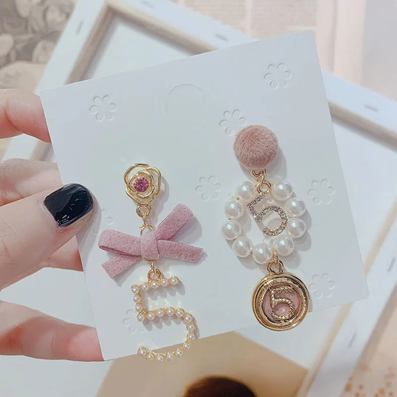 Personality New Asymmetric Pink Bow Plush Rhinestone Earrings Luxury Pearl Number 5 Pendant Earring Party Bar For Woman
Personality New Asymmetric Pink Bow Plush Rhinestone Earrings Luxury Pearl Number 5 Pendant Earring Party Bar For Woman