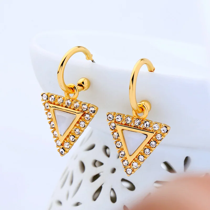 2019 new geometry crystal earrings female temperament joker stud earrings Fashion golden triangle stud earrings for women
2019 new geometry crystal earrings female temperament joker stud earrings Fashion golden triangle stud earrings for women