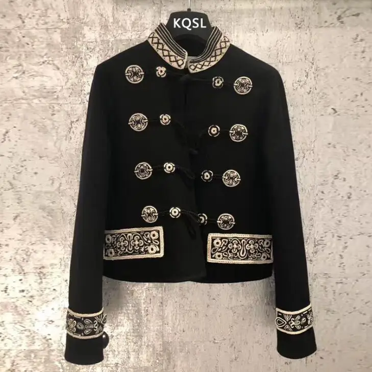 2019 new female winter handsome navy wind quilted cardigan short embroidery button collar stand collar black jacket was thin
2019 new female winter handsome navy wind quilted cardigan short embroidery button collar stand collar black jacket was thin