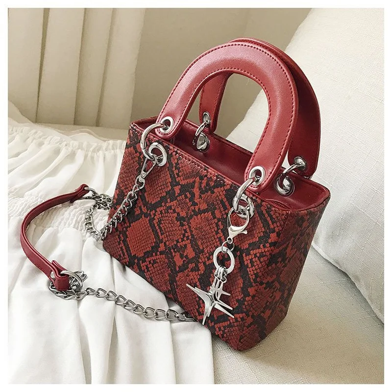 Small 2019 New Handbag Snakeskin Pattern Tote Bag Square Women Messenger Bag Flap Famous Brand Designer Crossbody Shoulder Bag
Small 2019 New Handbag Snakeskin Pattern Tote Bag Square Women Messenger Bag Flap Famous Brand Designer Crossbody Shoulder Bag