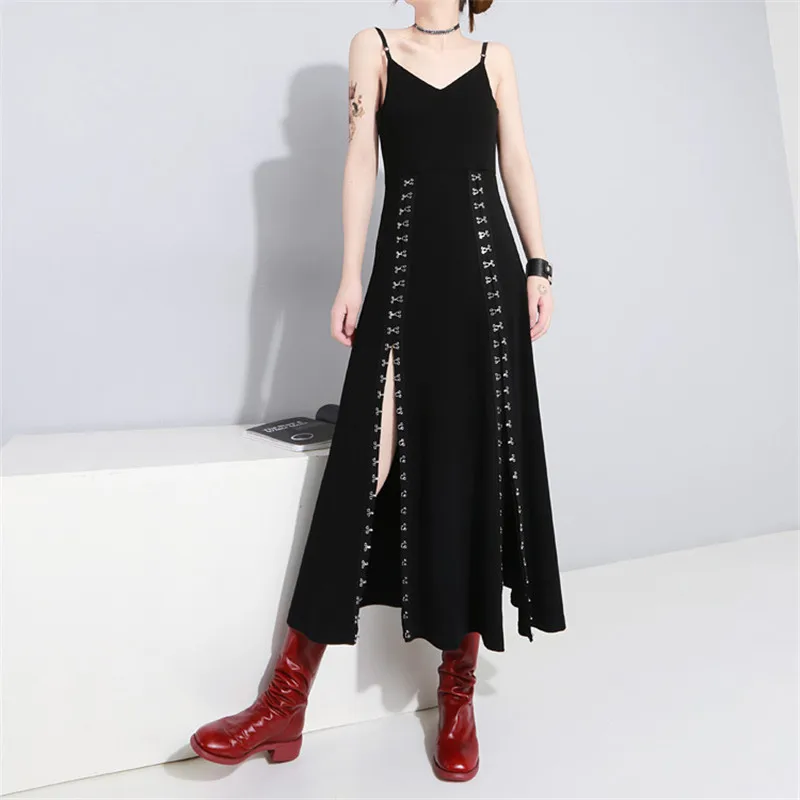 Dark Gothic Style Dress 2019 New Women Metal Hook Split High Waist Sress Black Backless Strap Dress Sexy V Neck Long Party Dress
Dark Gothic Style Dress 2019 New Women Metal Hook Split High Waist Sress Black Backless Strap Dress Sexy V Neck Long Party Dress