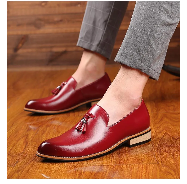 Nowe mody mężczyźni Brogues mężczyźni buty mokasyny buty przypadkowi mężczyźni buty mieszkania wkładane mokasyny vintage pomponem skóra z mikrofibry buty -