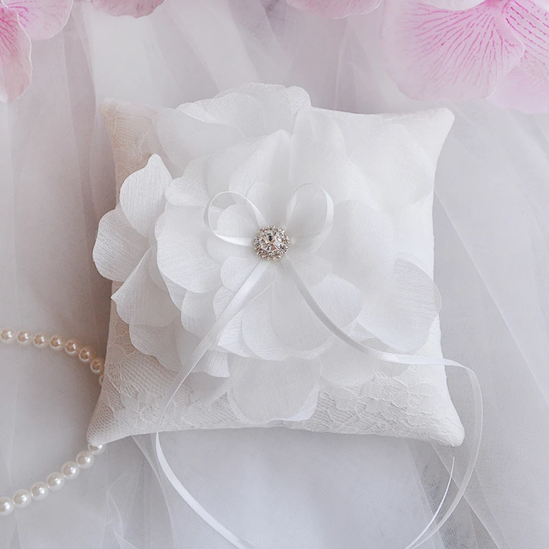 Top Quality White Lace Wedding Ring Bearer Pillow Big Flower Ring Pillows Cushion Party supplies DIY decoration 15x15cm
Top Quality White Lace Wedding Ring Bearer Pillow Big Flower Ring Pillows Cushion Party supplies DIY decoration 15x15cm