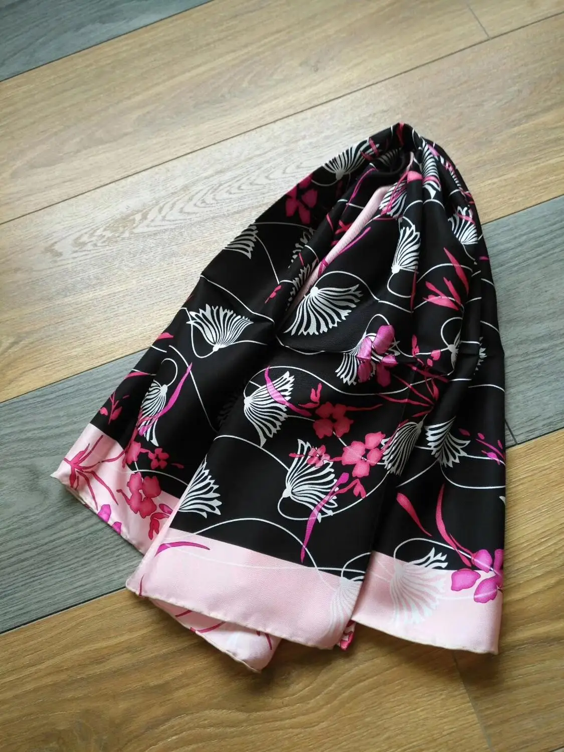 2019 new arrival spring classic flower pattern 100% pure silk scarf twill hand made roll 90*90 cm shawl wrap for women lady
2019 new arrival spring classic flower pattern 100% pure silk scarf twill hand made roll 90*90 cm shawl wrap for women lady