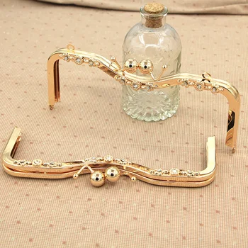 China Wholesale Fahion New Size 22 CM Gold Color Metal Purse Frames Crystal On Surface DIY Accessories Obag Purse Frame Handle 
China Wholesale Fahion New Size 22 CM Gold Color Metal Purse Frames Crystal On Surface DIY Accessories Obag Purse Frame Handle