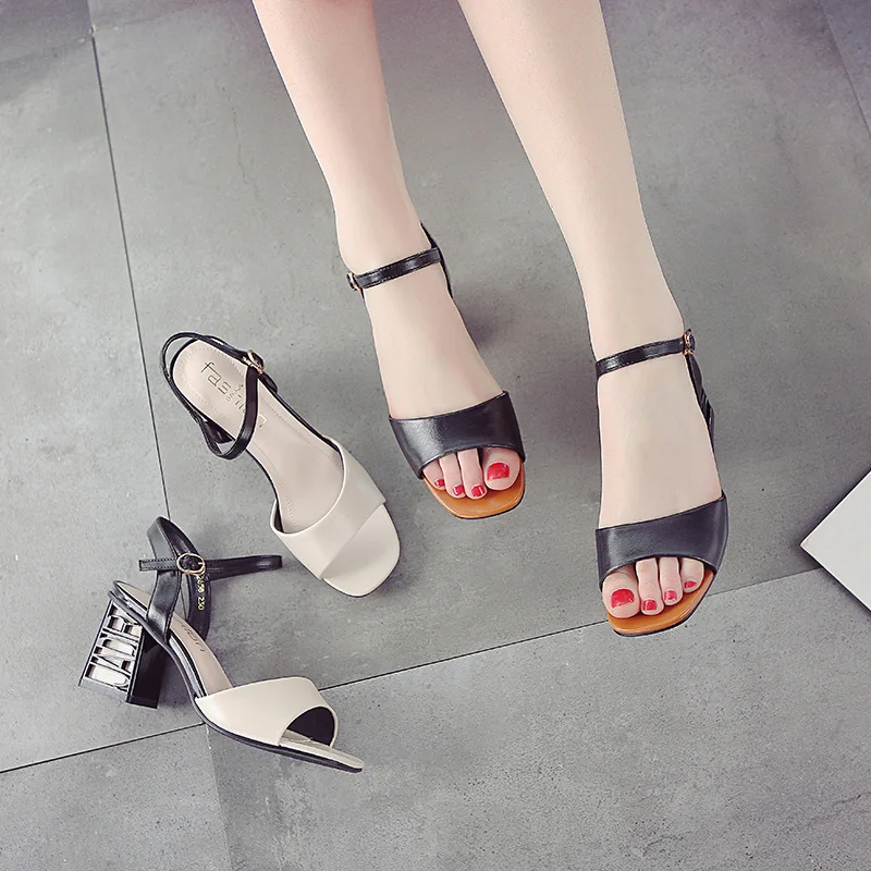 2019 summer new style simple and simple color matching high heels women comfortable wild casual thick with women's shoes.
2019 summer new style simple and simple color matching high heels women comfortable wild casual thick with women's shoes.
