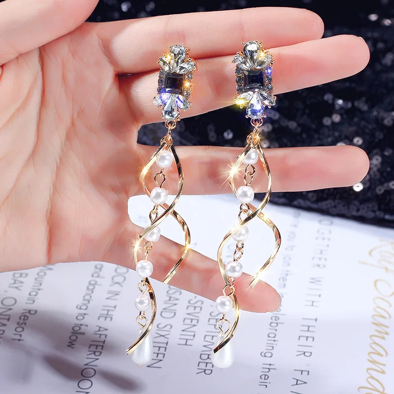 Korea Fashion Crystal Imitation Pearl Twisted Long Tassel Earrings Shiny Zircon Geometric Texture Dangle Earrings
Korea Fashion Crystal Imitation Pearl Twisted Long Tassel Earrings Shiny Zircon Geometric Texture Dangle Earrings