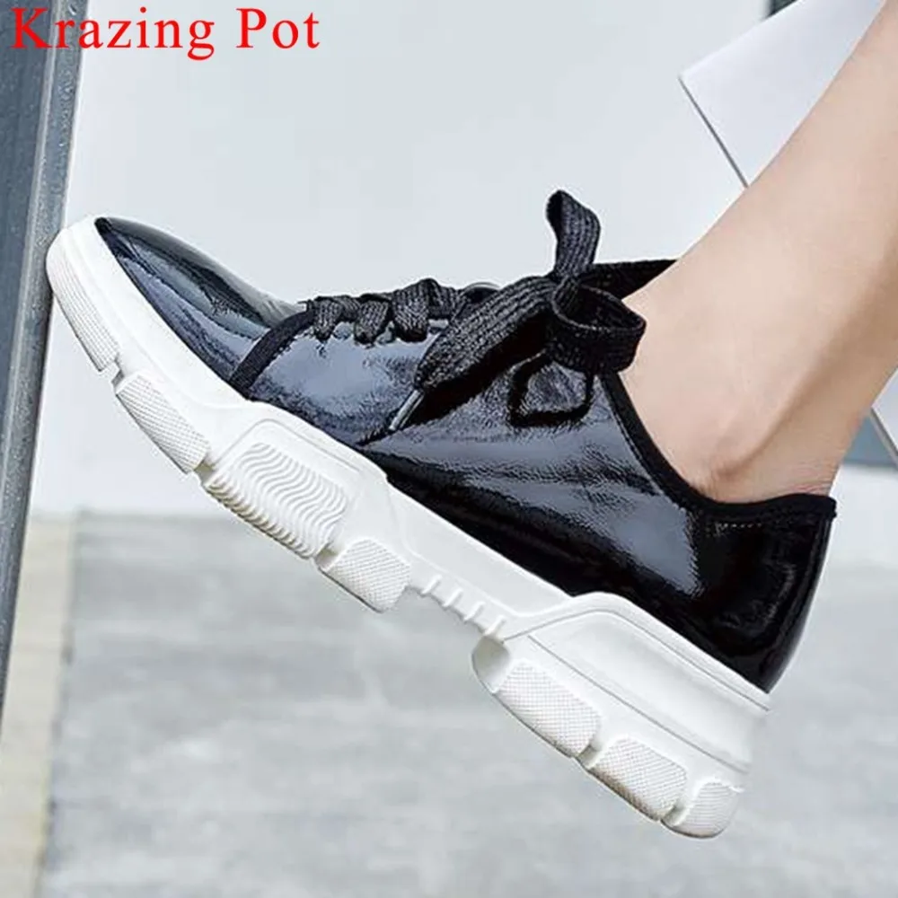 Krazing Pot new design concise sneakers lace up high quality round toe med bottom platform daily wear woman vulcanized shoes L21
Krazing Pot new design concise sneakers lace up high quality round toe med bottom platform daily wear woman vulcanized shoes L21